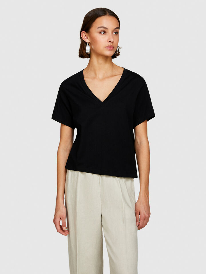 T-shirt with V-neck in 100% organic cotton - women's short sleeve t-shirts - Black | Sisley image number 4